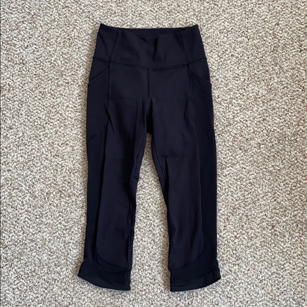 Like new! Lululemon cropped leggings with pockets